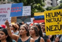 Demonstrasi hak asasi manusia di Venezuela dengan para pengunjuk rasa membawa spanduk tentang isu HAM di Venezuela